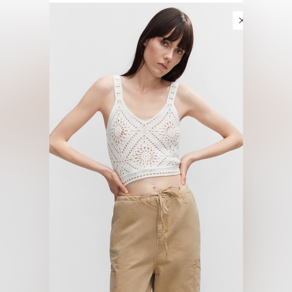 Mango crochet crop top Thick knitted fabric. Cropped design.